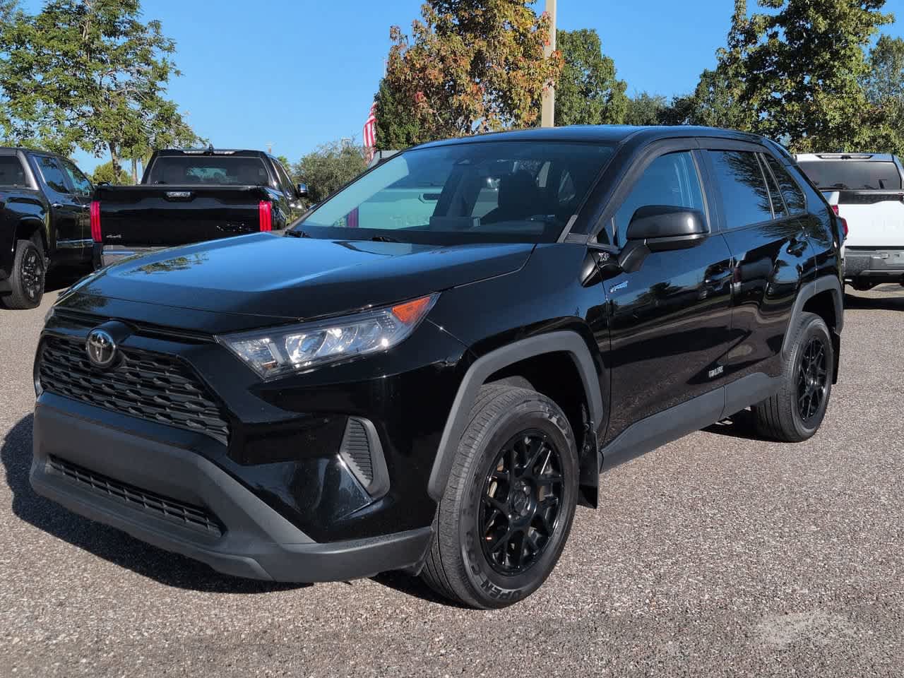 Used 2022 Toyota RAV4 LE FWD image 2