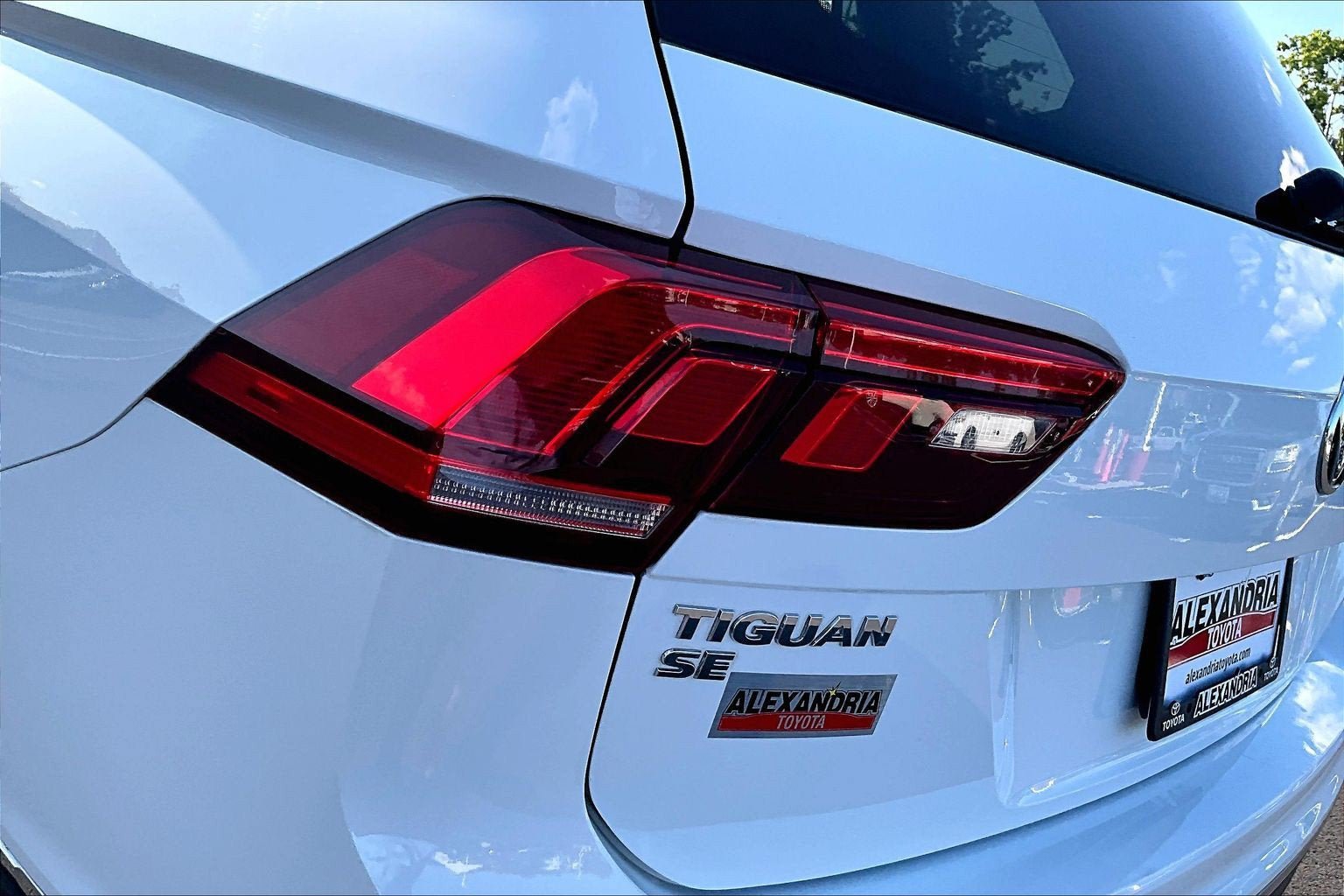 Used 2018 Volkswagen Tiguan SE w/ 3rd Row Seat Package AWD/4WD image 27