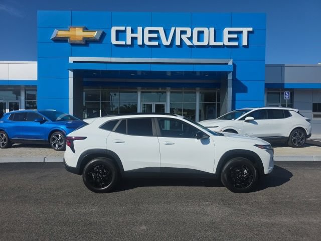 New 2026 Chevrolet Trax LT w/ Midnight Edition FWD image 2