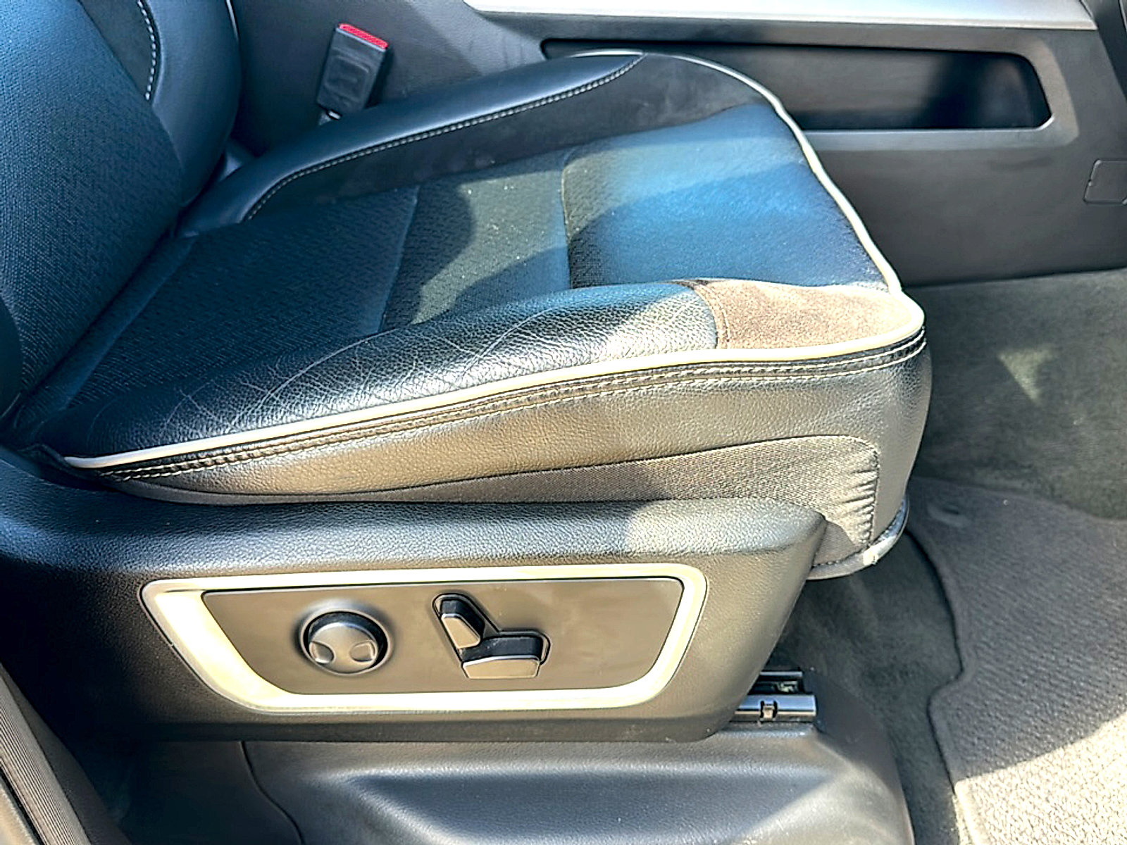 Used 2024 RAM 1500 Laramie image 25