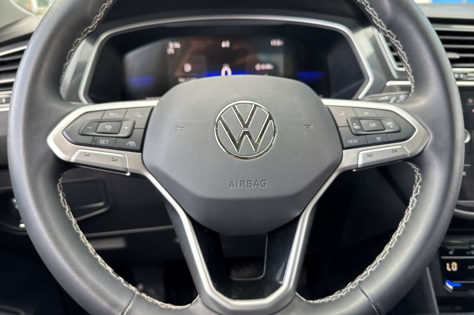 Used 2024 Volkswagen Tiguan SE image 17