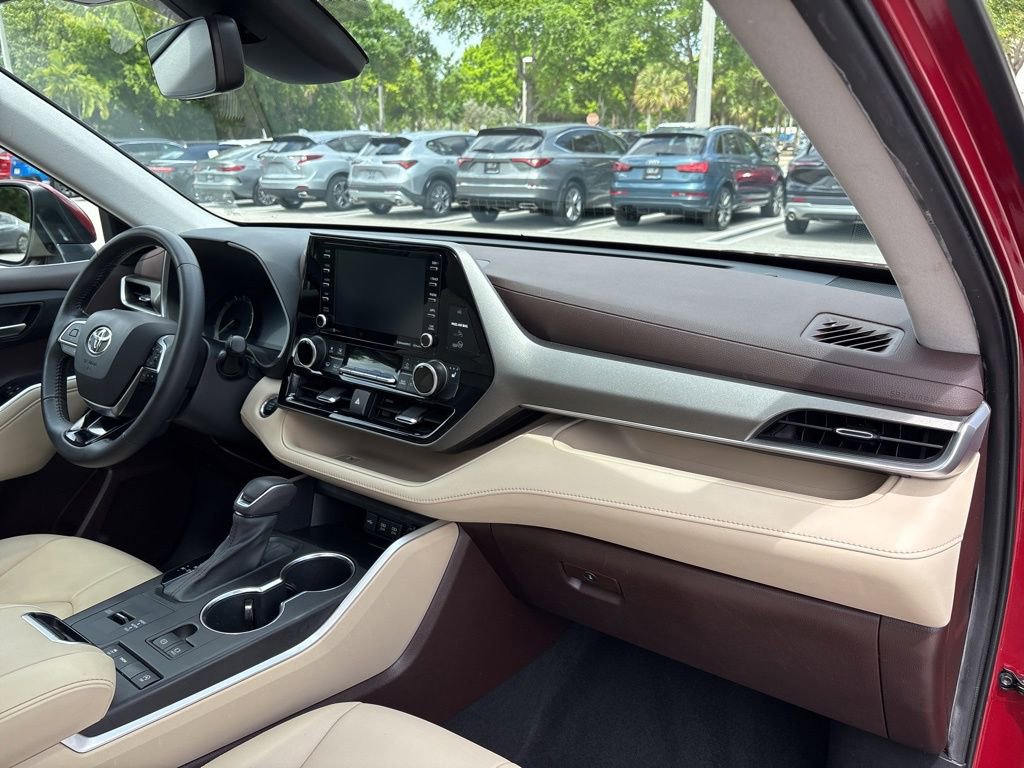 Used 2020 Toyota Highlander XLE FWD image 16
