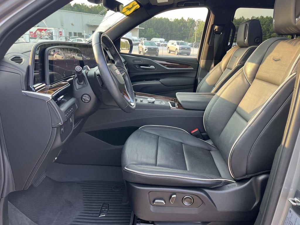 Used 2023 Cadillac Escalade Premium Luxury AWD/4WD image 17