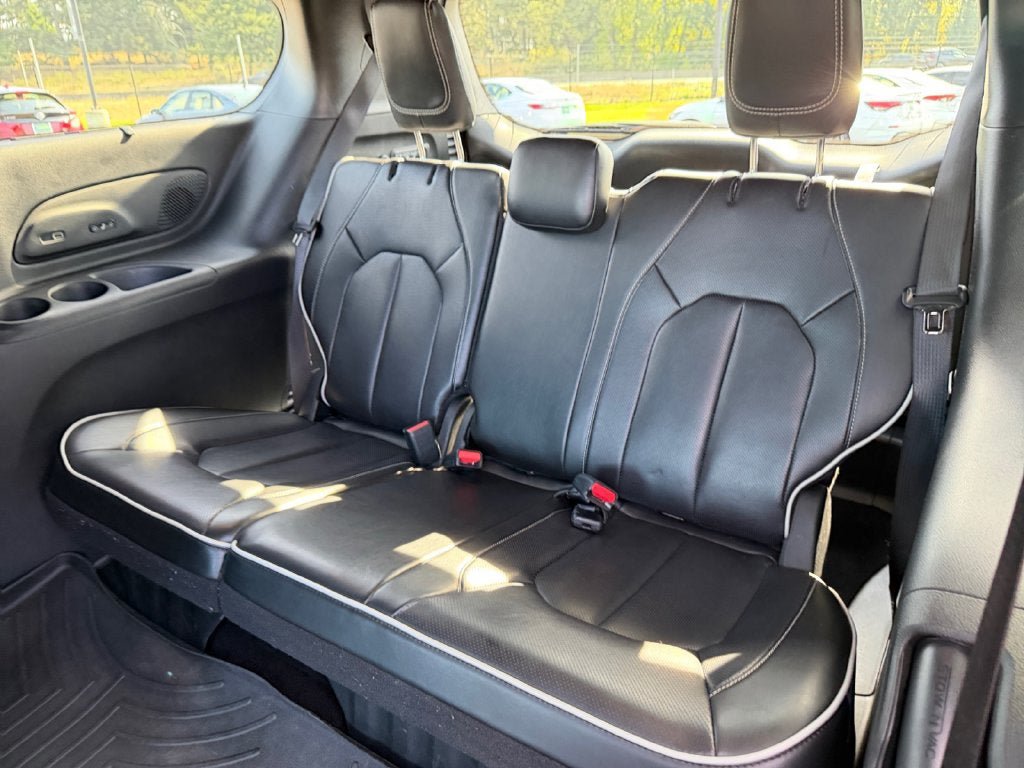 Used 2024 Chrysler Pacifica Limited w/ Uconnect Theater Family Group AWD/4WD image 33