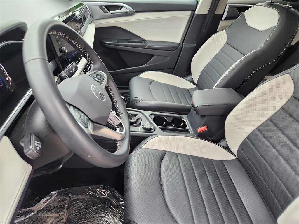 Used 2025 Volkswagen Taos SEL image 5