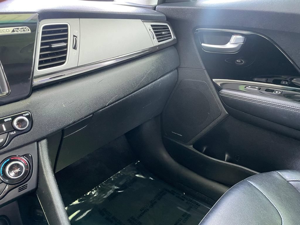 Used 2019 Kia Niro Touring FWD image 32