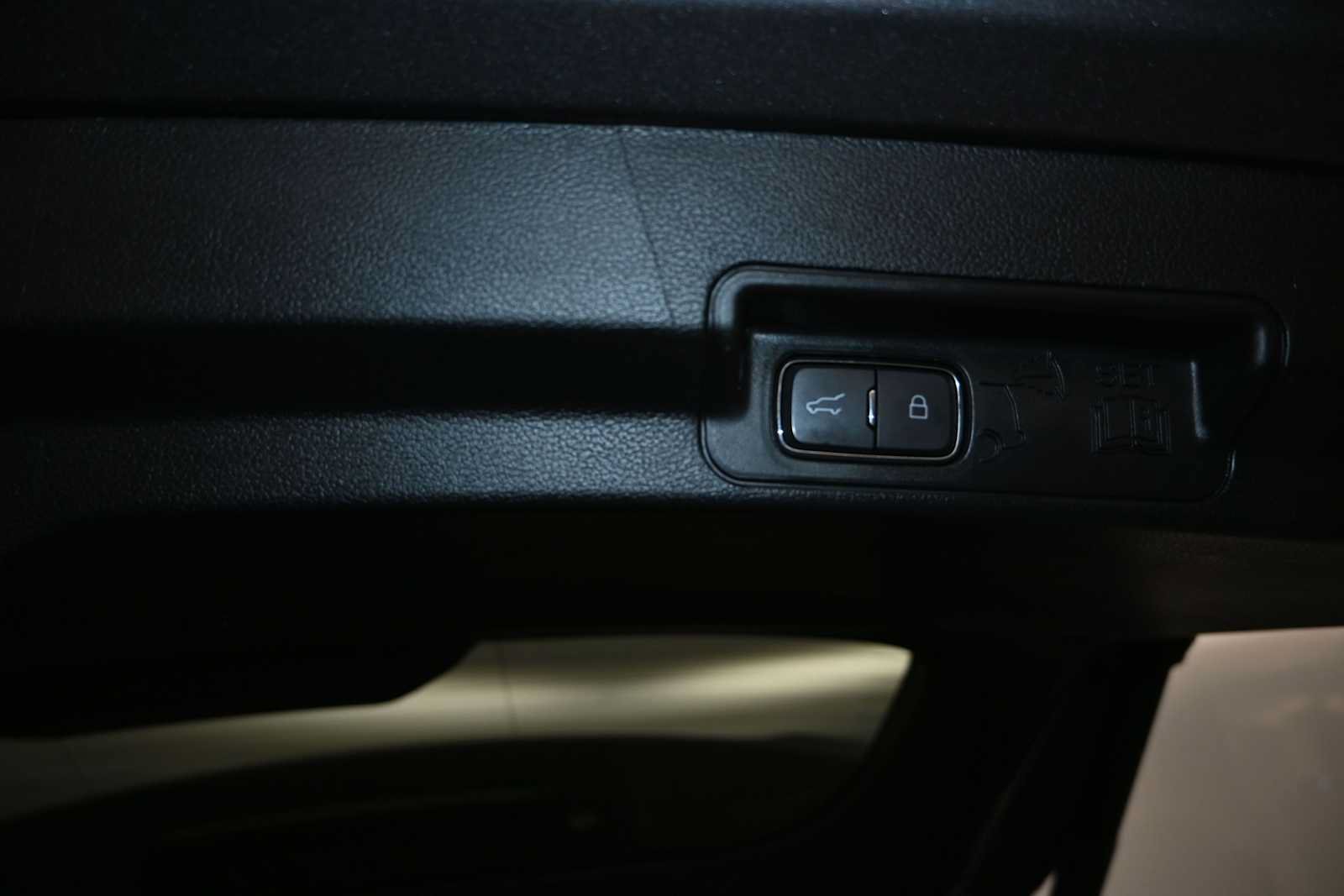 Used 2021 Ford Explorer Limited w/ Equipment Group 301A AWD/4WD image 30