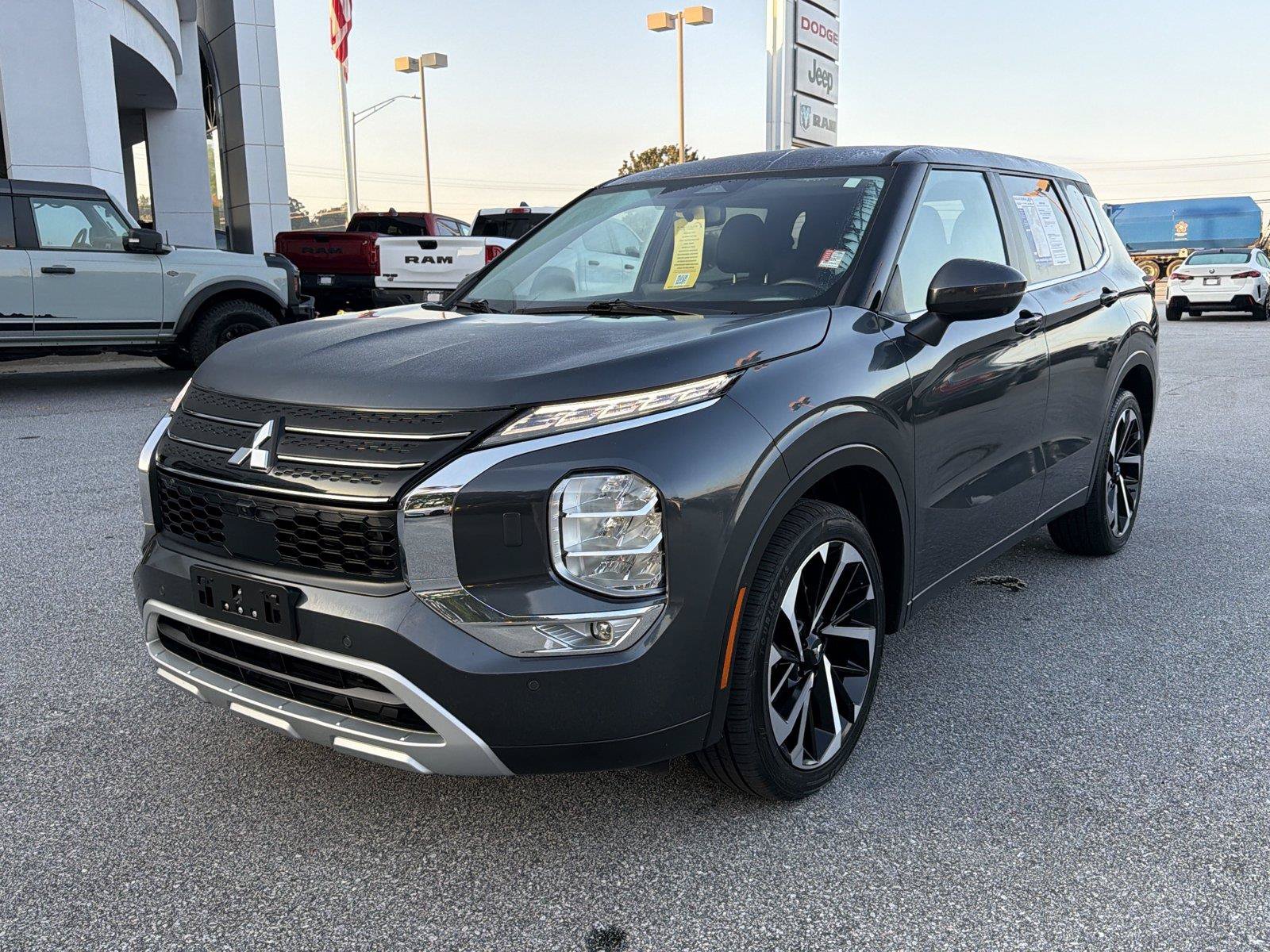 Used 2024 Mitsubishi Outlander SE AWD/4WD image 2