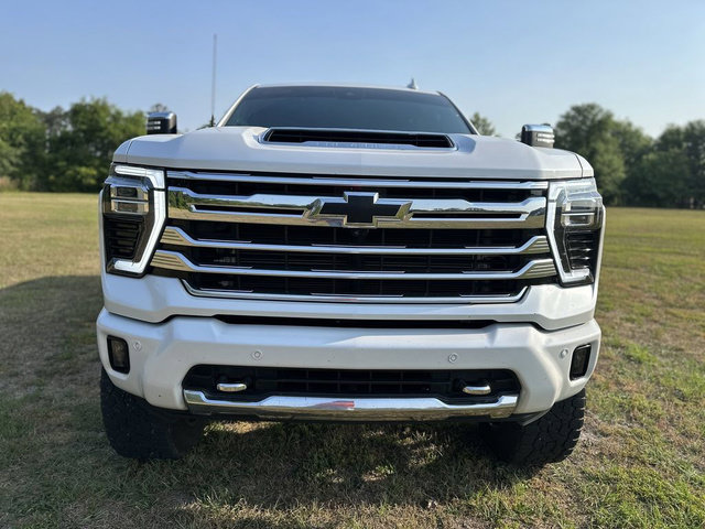 Used 2024 Chevrolet Silverado 2500 High Country w/ High Country Premium Package AWD/4WD image 2