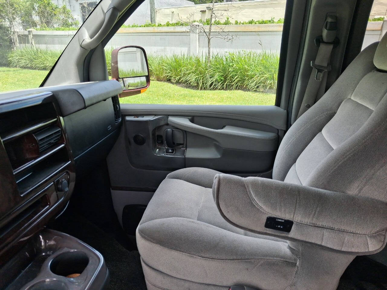 Used 2010 GMC Savana 1500 AWD w/ Preferred Equipment Group image 10