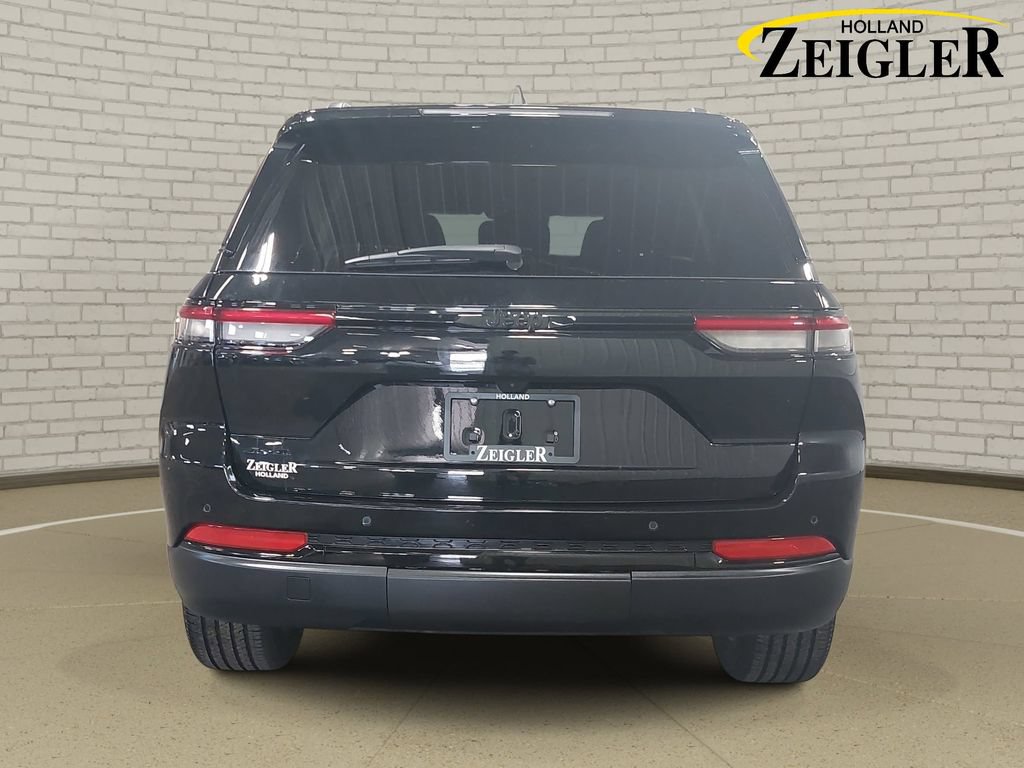 Used 2023 Jeep Grand Cherokee Altitude AWD/4WD image 6