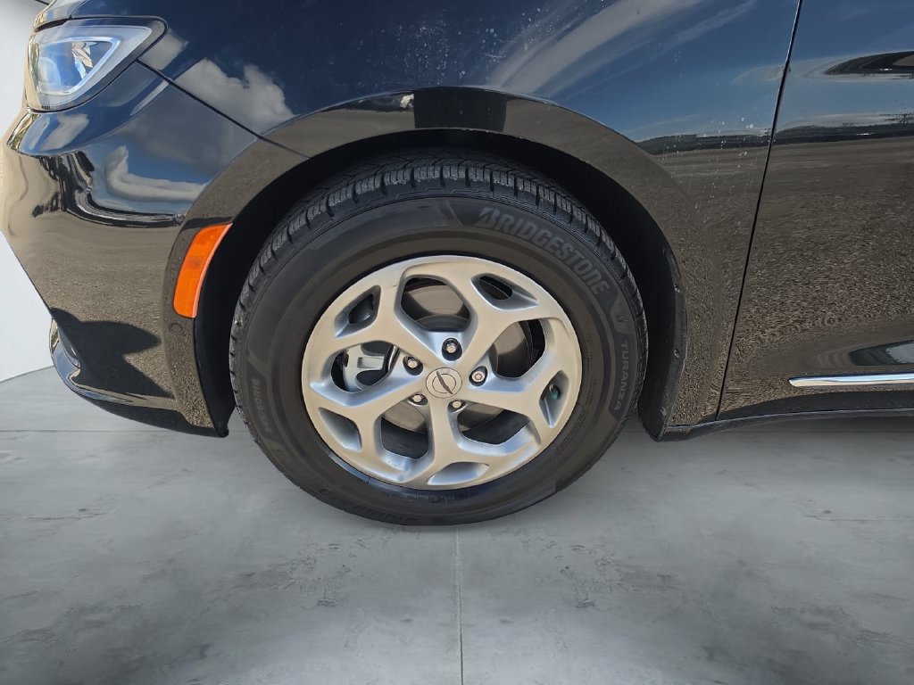 Used 2023 Chrysler Pacifica Limited w/ Uconnect Theater Family Group FWD image 15