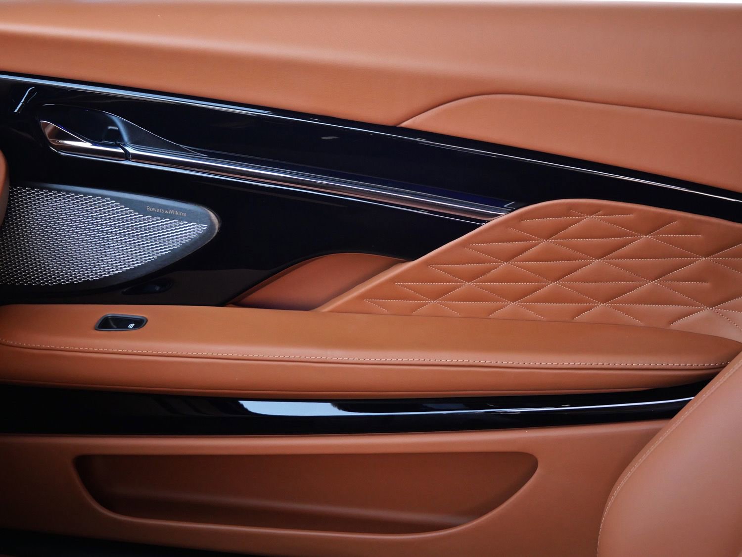Used 2025 Aston Martin DB12 Coupe RWD image 19