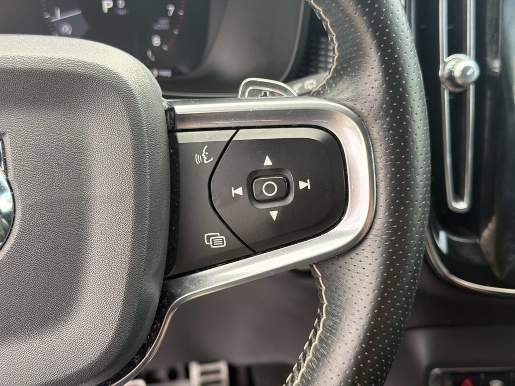Used 2020 Volvo XC40 T5 R-Design w/ Protection Package Premier AWD/4WD image 10