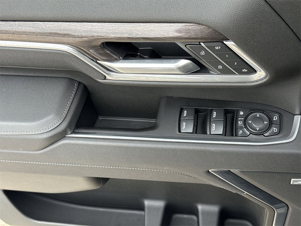 Used 2025 Chevrolet Silverado 2500 LTZ w/ LTZ Convenience Package image 15