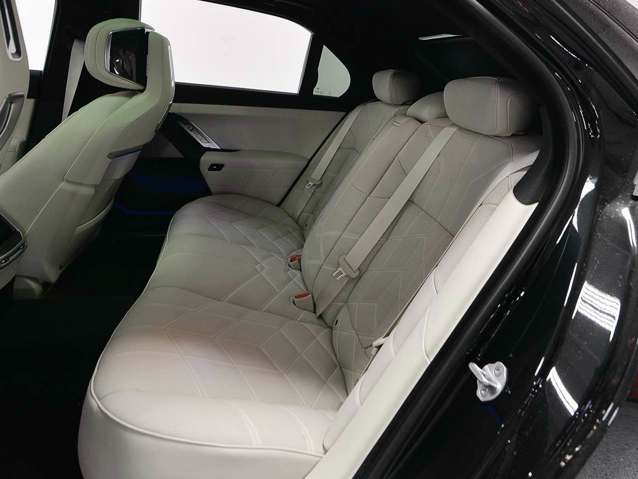New 2026 BMW 750e xDrive AWD/4WD image 11