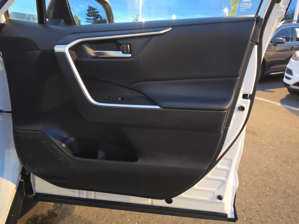 Used 2025 Toyota RAV4 SE AWD/4WD image 11