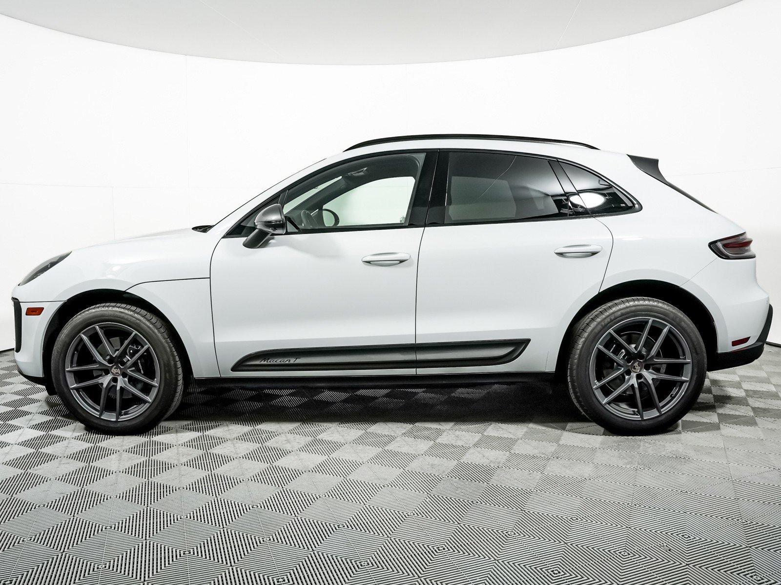 Used 2026 Porsche Macan Turbo AWD/4WD image 2