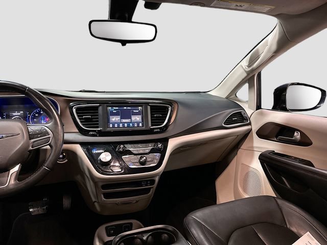 Used 2018 Chrysler Pacifica Touring-L w/ Tire & Wheel Group FWD image 23