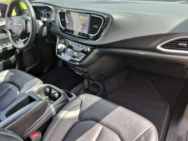 Used 2025 Chrysler Pacifica Select FWD image 32