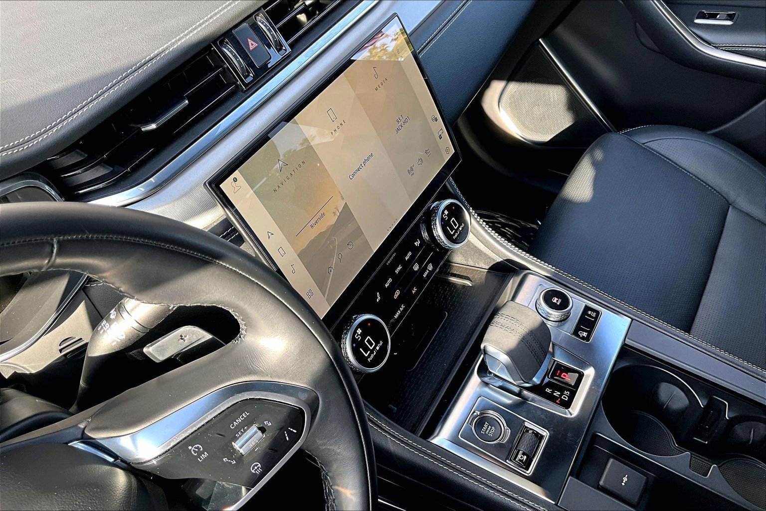 Certified 2025 Jaguar F-PACE R-Dynamic S AWD/4WD image 31