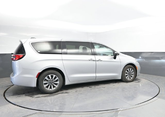 Used 2024 Chrysler Pacifica Limited FWD image 2