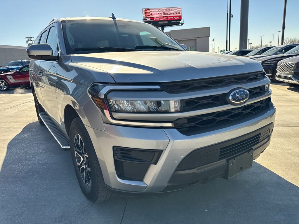 Used 2023 Ford Expedition XLT image 3