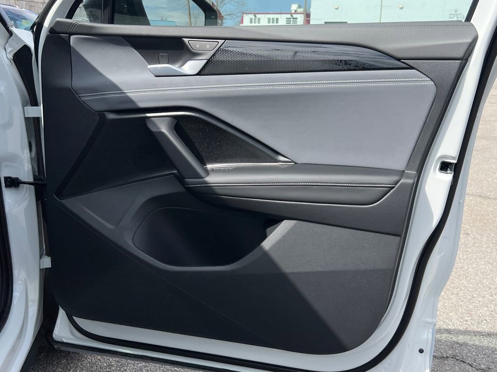 New 2026 Volkswagen Tiguan SE R-Line image 9
