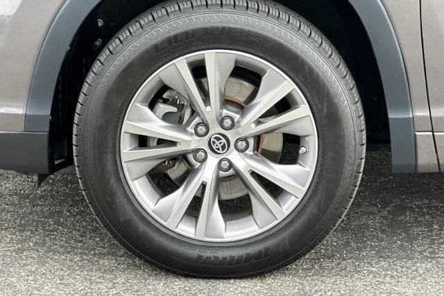 Used 2016 Toyota Highlander Plus w/ Preferred Accessory Package FWD image 36