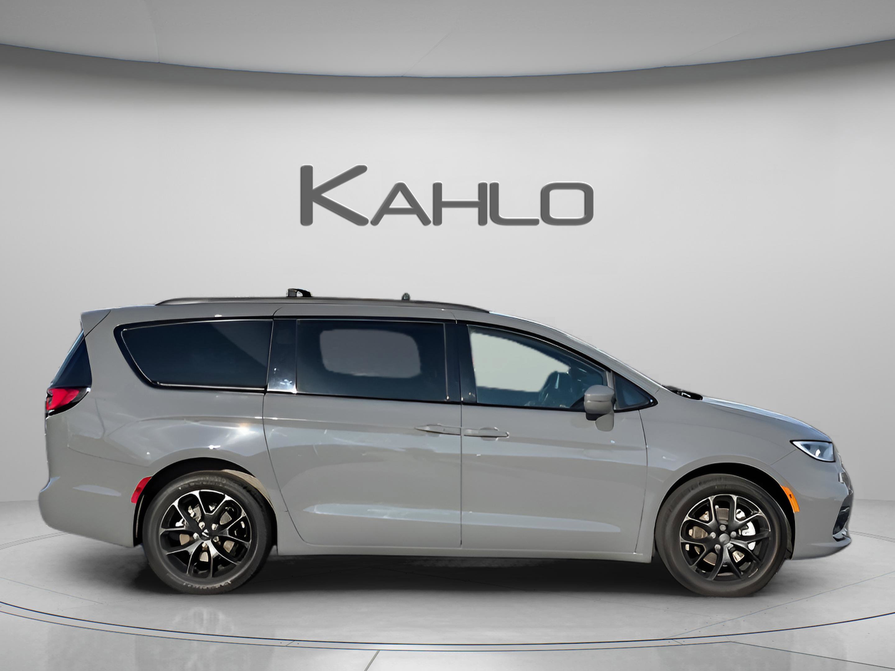 Certified 2021 Chrysler Pacifica Touring-L w/ Uconnect Theater Family Group image 5