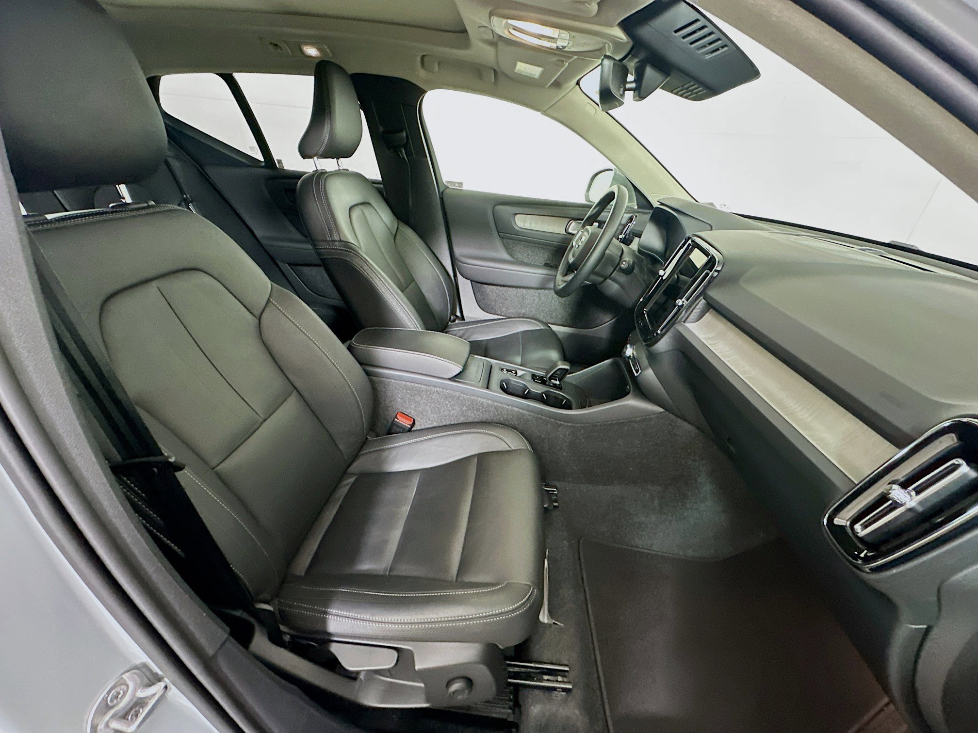 Used 2025 Volvo XC40 B5 Core image 31