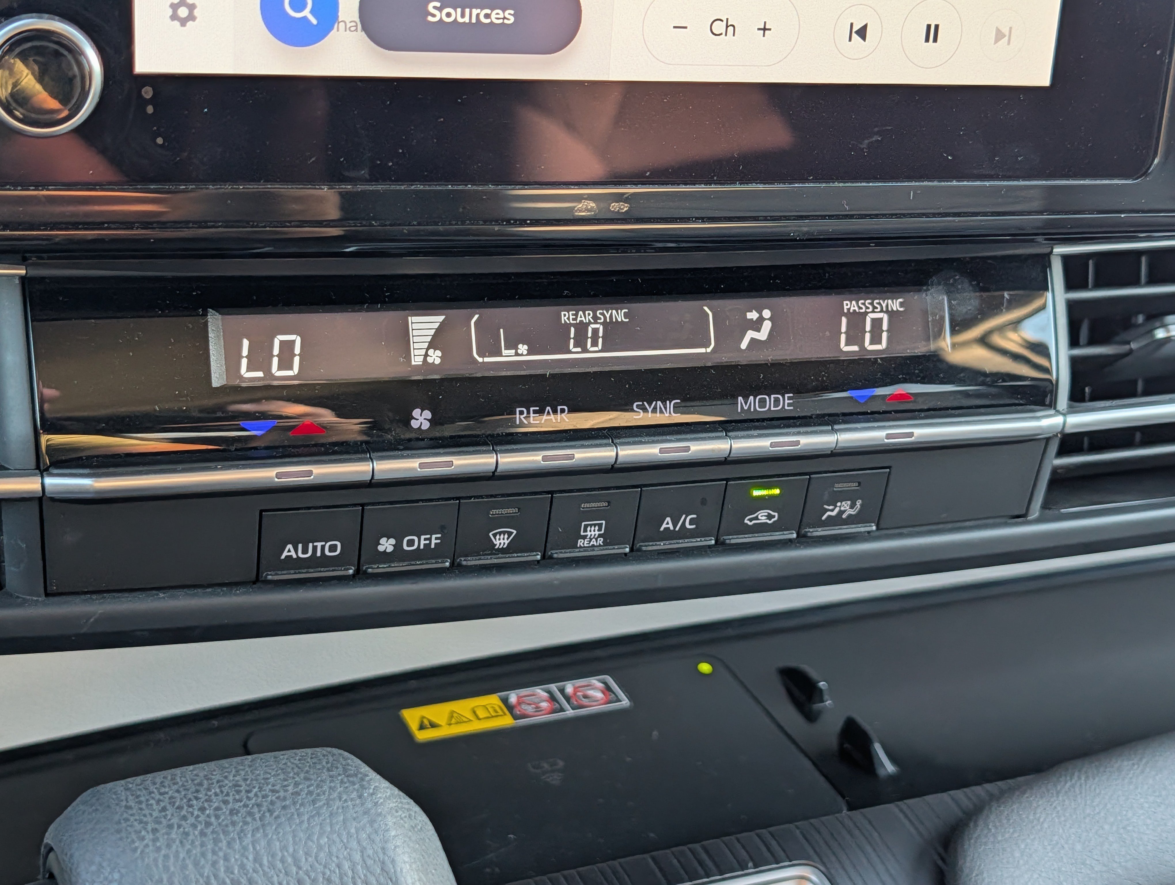 Used 2025 Toyota Sienna LE FWD image 23