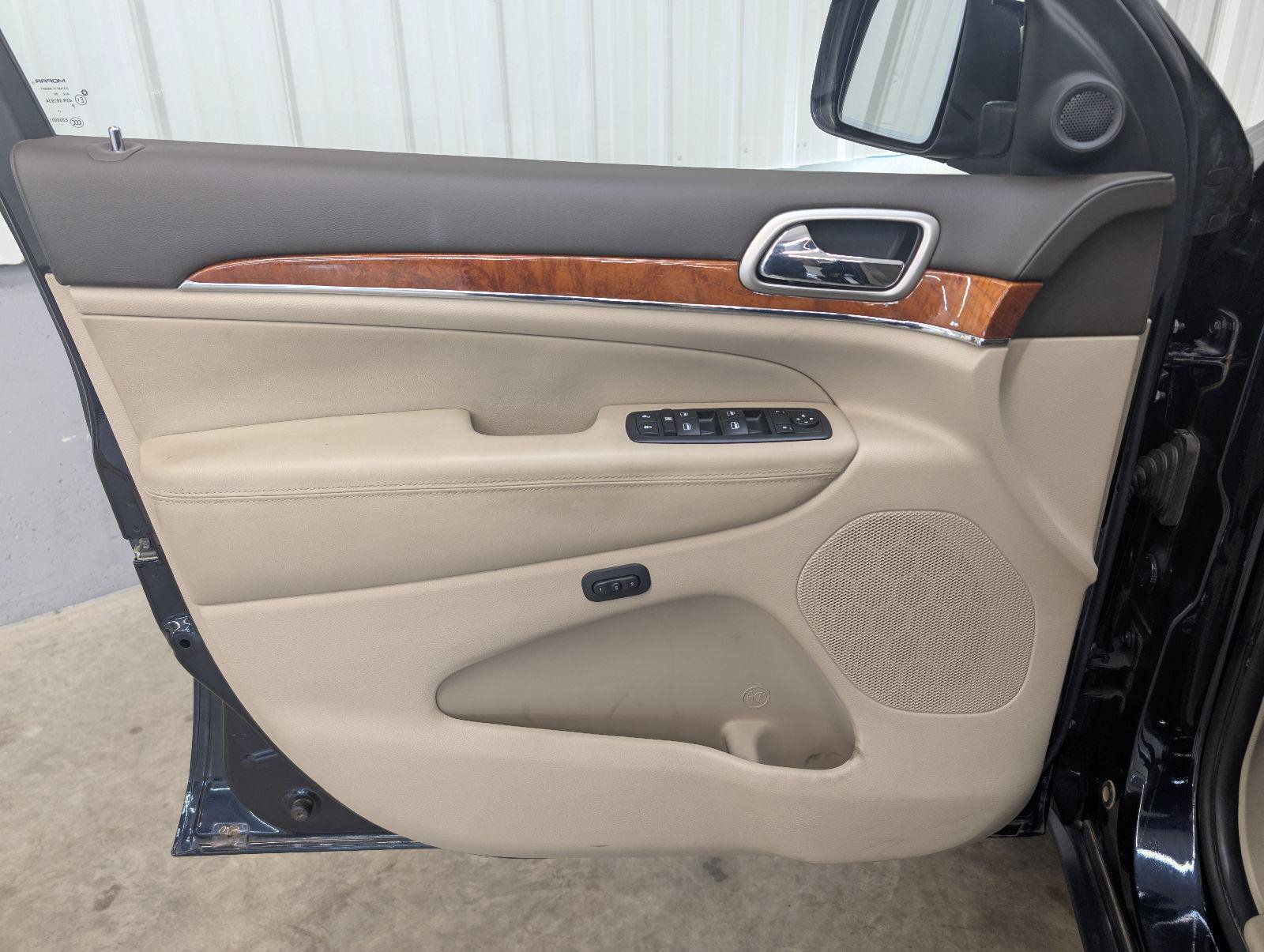 Used 2011 Jeep Grand Cherokee Overland AWD/4WD image 18