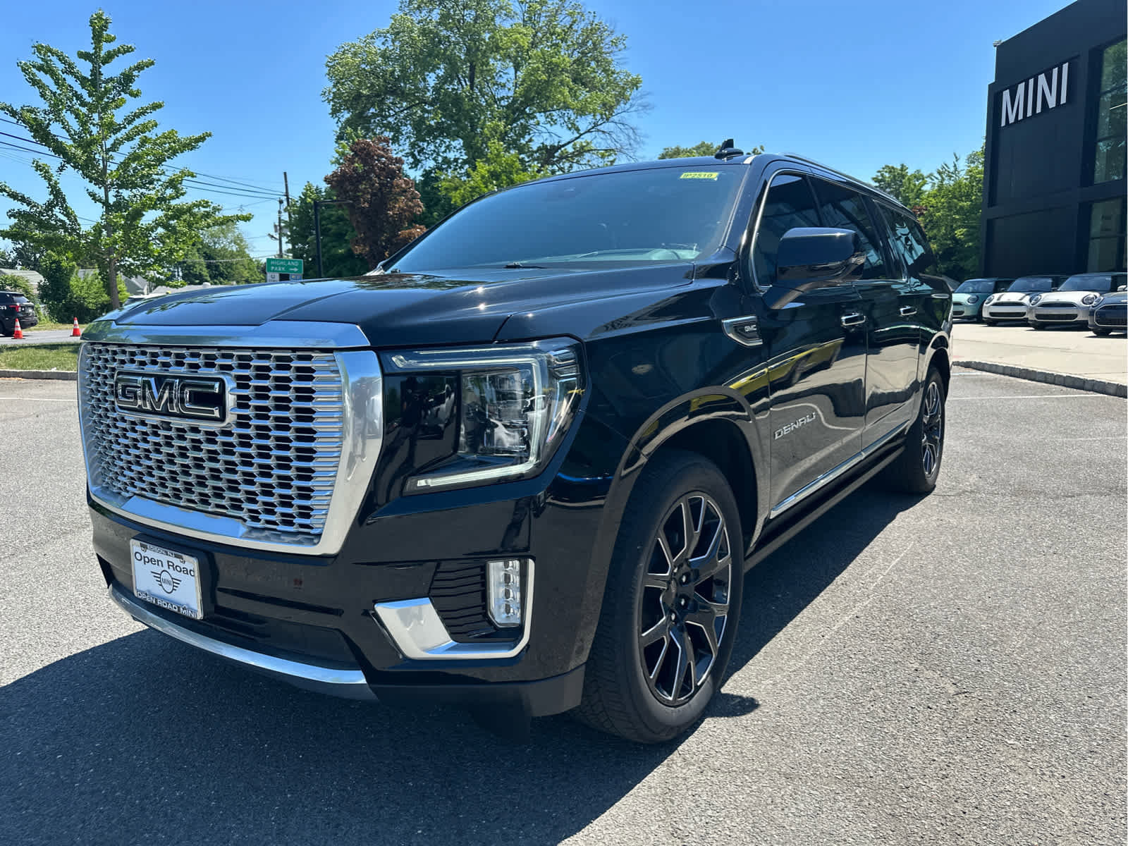 Used 2024 GMC Yukon XL Denali w/ Denali Reserve Package AWD/4WD image 1