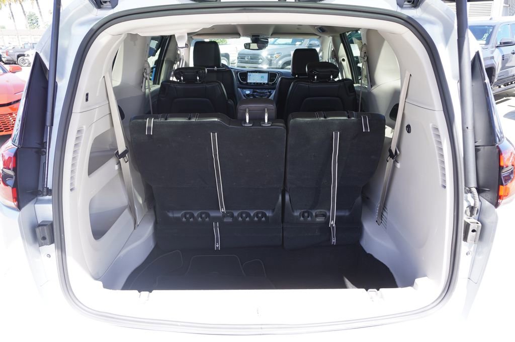 Used 2024 Chrysler Pacifica Touring-L FWD image 8