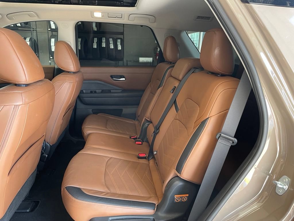 Certified 2024 Nissan Pathfinder Platinum w/ Cargo Package AWD/4WD image 17