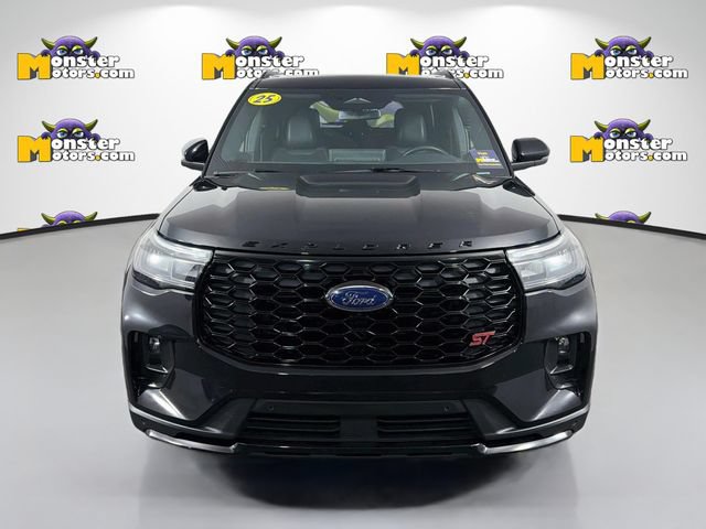 Used 2025 Ford Explorer ST AWD/4WD image 2