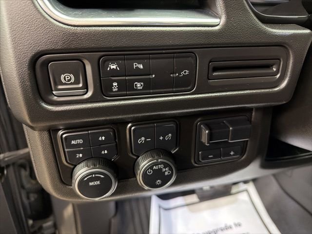 Used 2022 Chevrolet Suburban RST w/ Luxury Package image 16