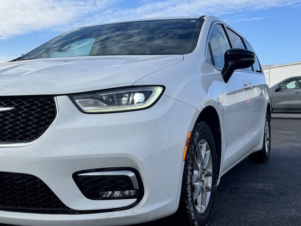 Used 2024 Chrysler Pacifica Touring-L image 17