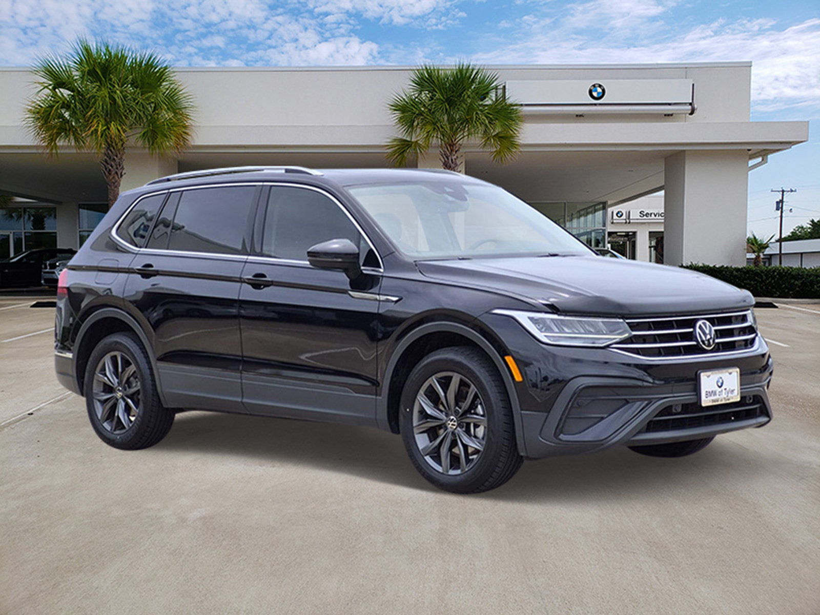 Used 2023 Volkswagen Tiguan SE FWD image 3