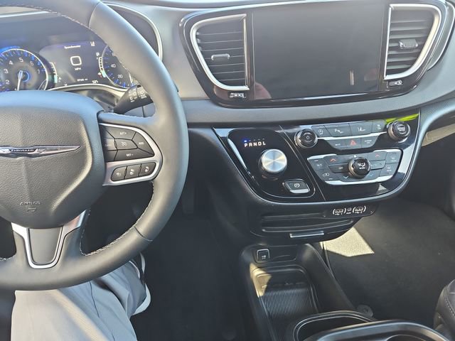 Used 2025 Chrysler Pacifica Select FWD image 12