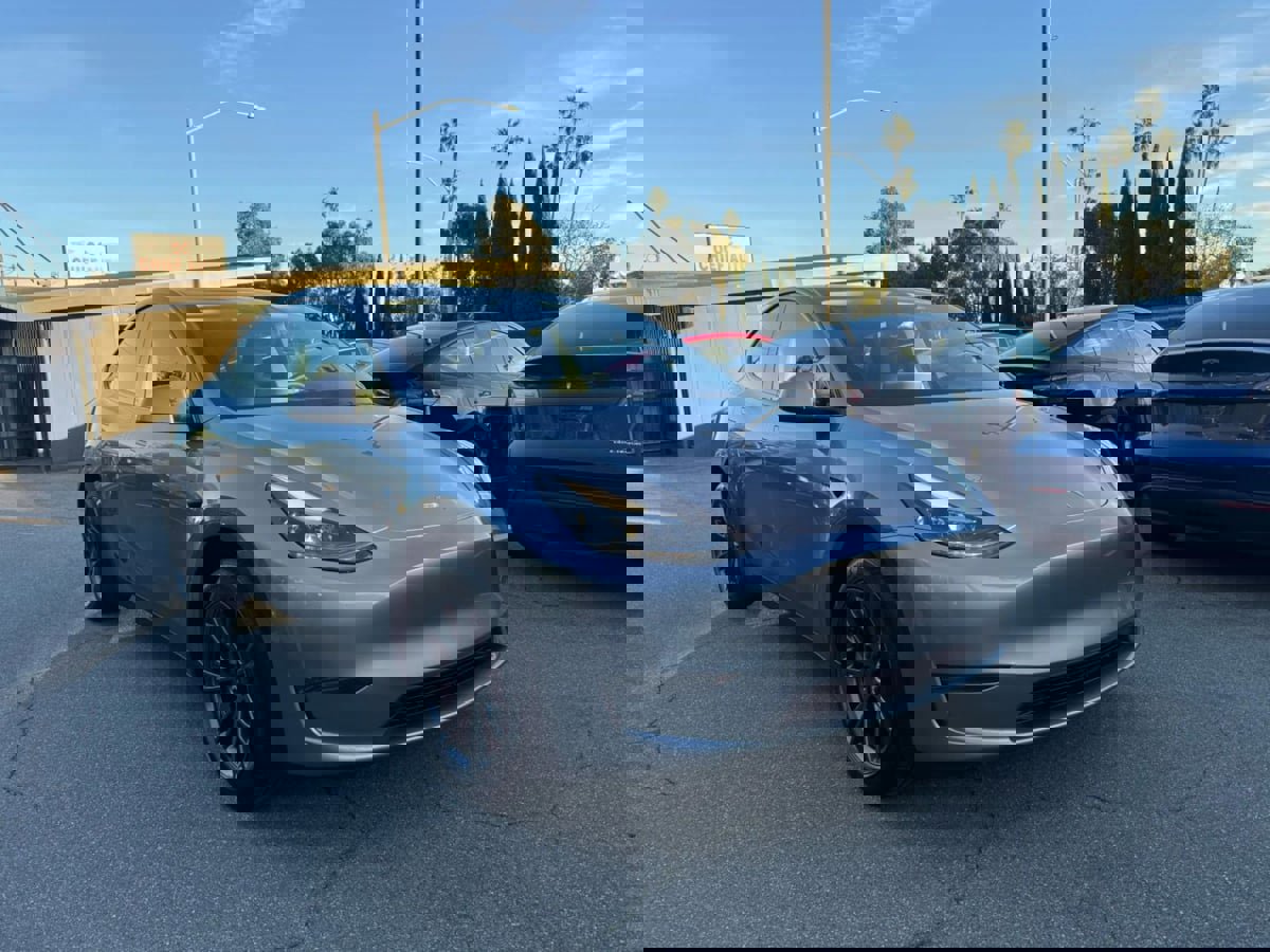 Used 2025 Tesla Model Y Long Range image 3