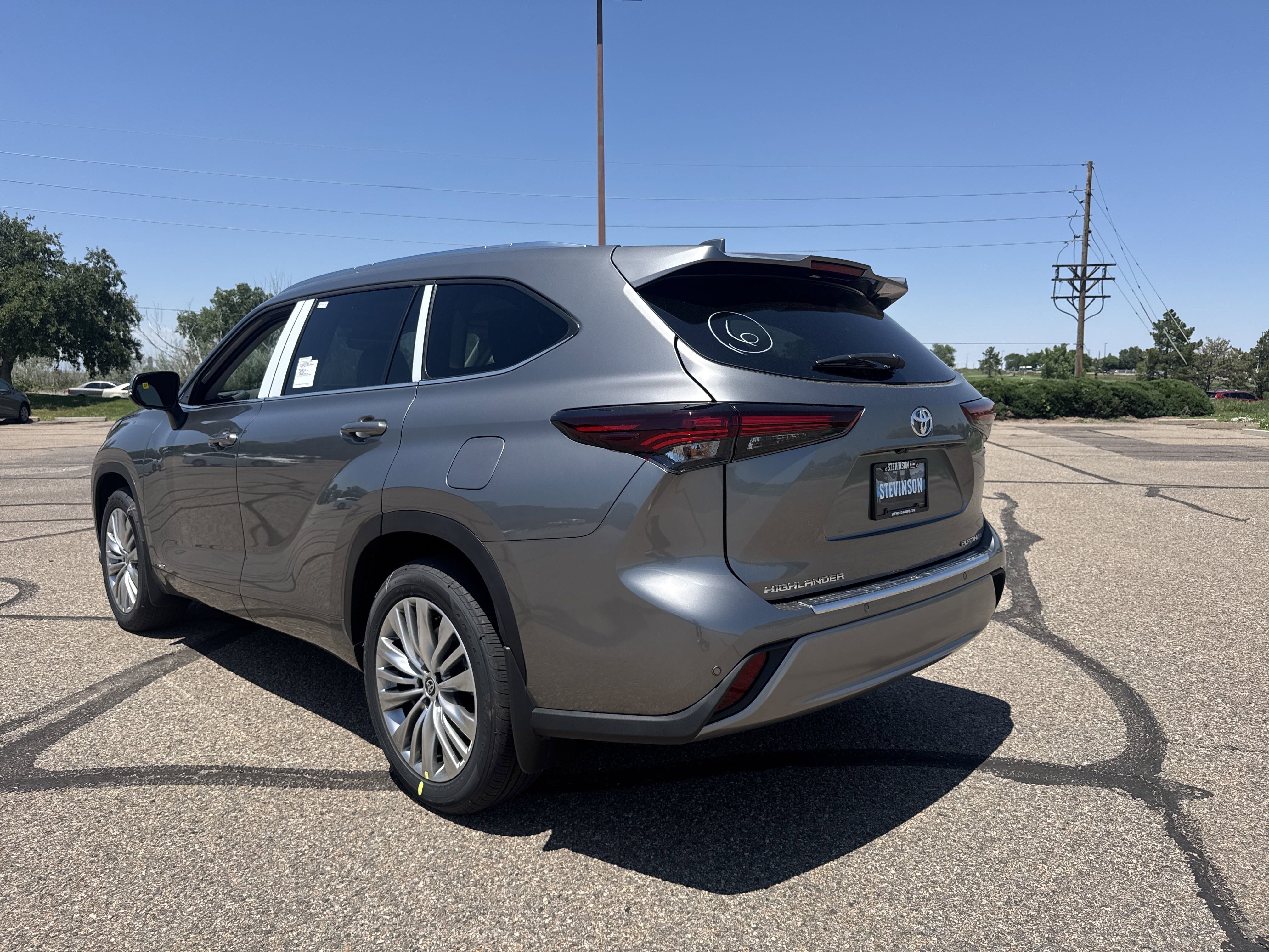 New 2026 Toyota Highlander Platinum AWD/4WD image 3