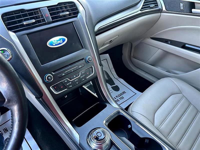 Used 2017 Ford Fusion SE w/ Fusion SE Technology Package image 18