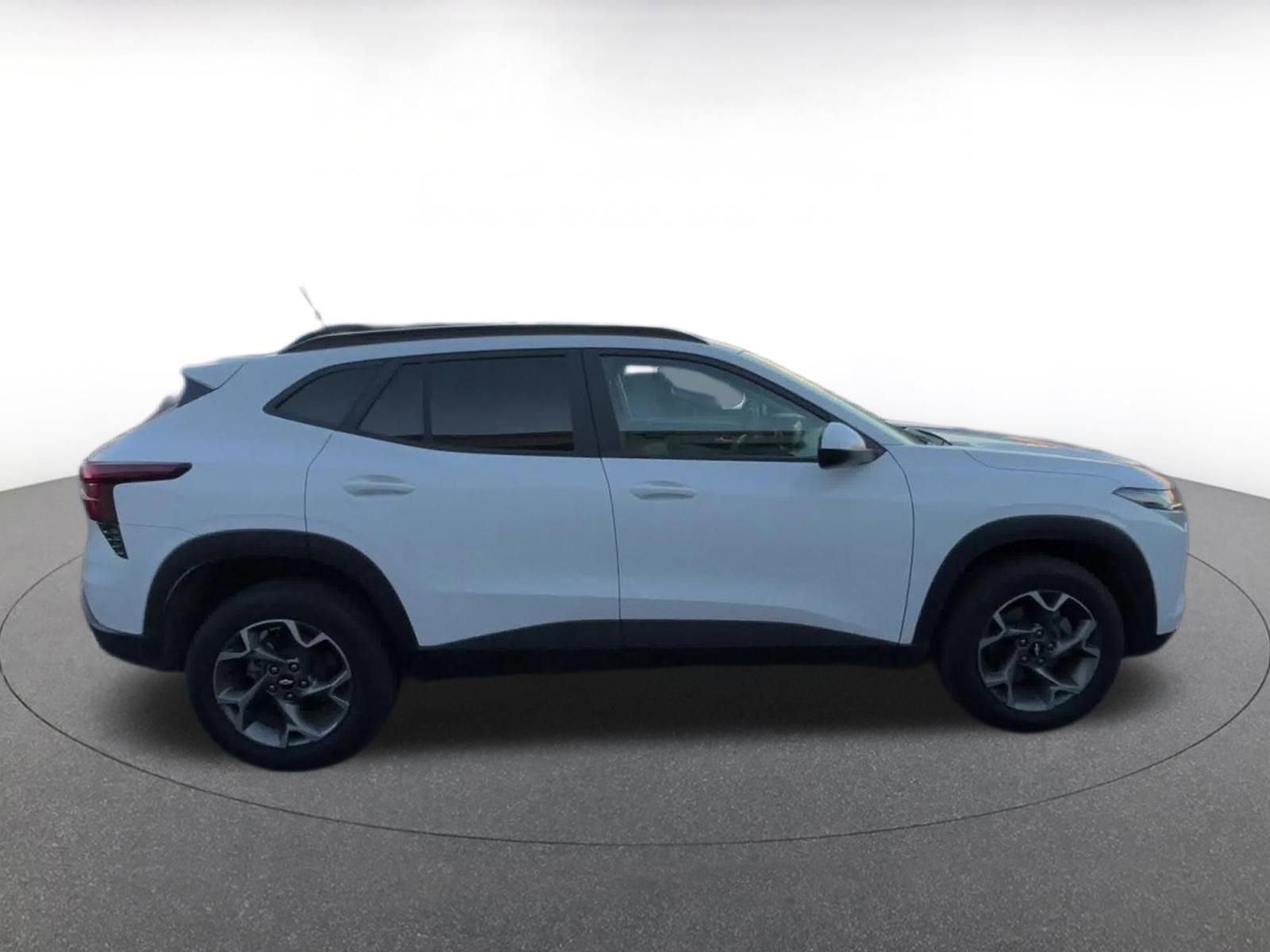 Used 2025 Chevrolet Trax LT FWD image 16