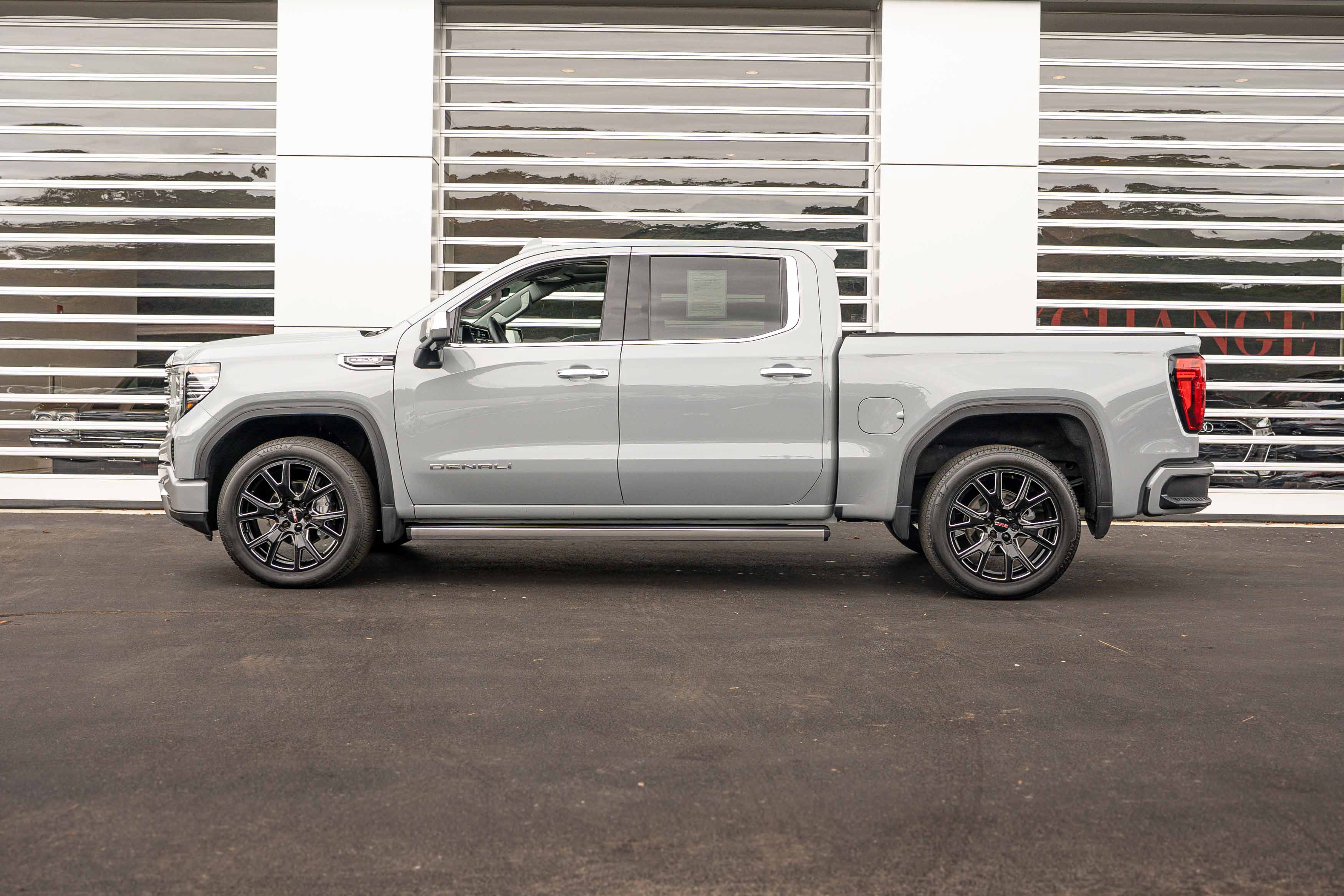 Used 2025 GMC Sierra 1500 Denali w/ Denali Reserve Package AWD/4WD image 2