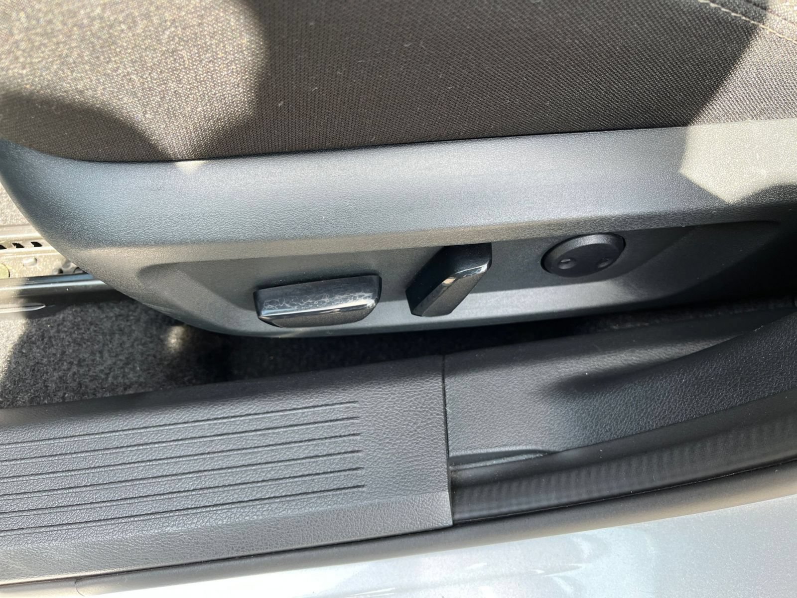 Used 2025 Nissan Rogue SV FWD image 22