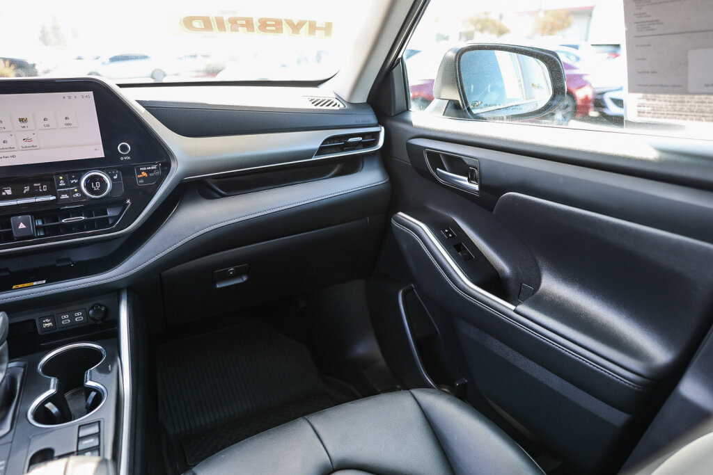 Used 2024 Toyota Highlander XLE FWD image 5