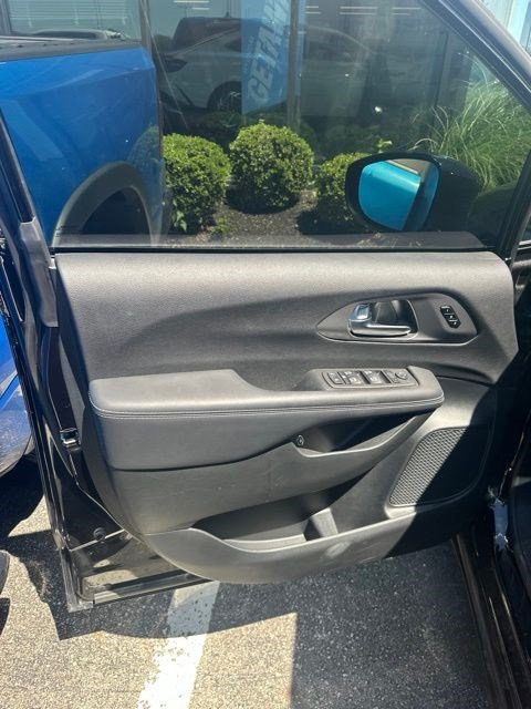 Used 2025 Chrysler Pacifica Select FWD image 3