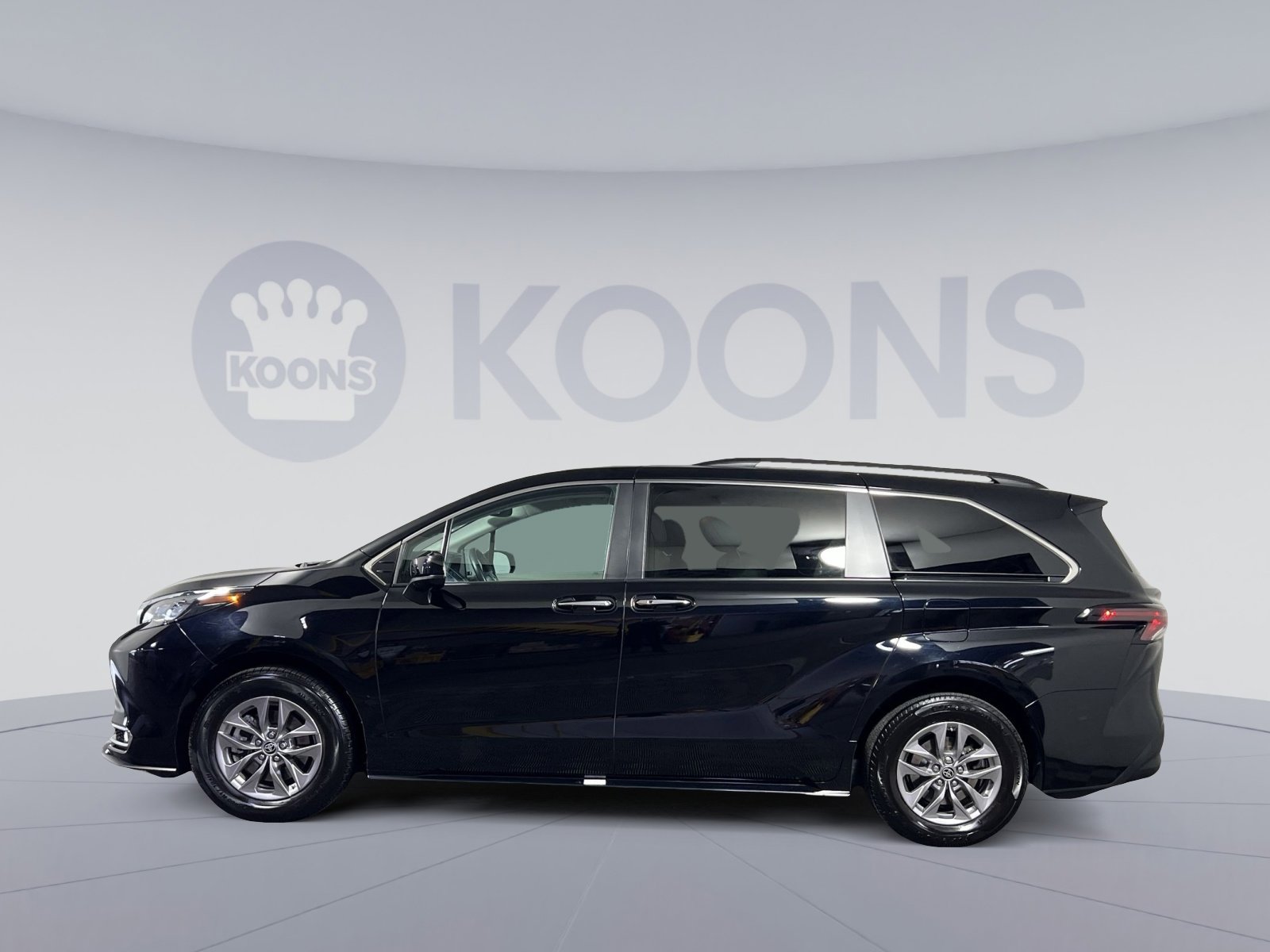 Used 2024 Toyota Sienna XLE image 2